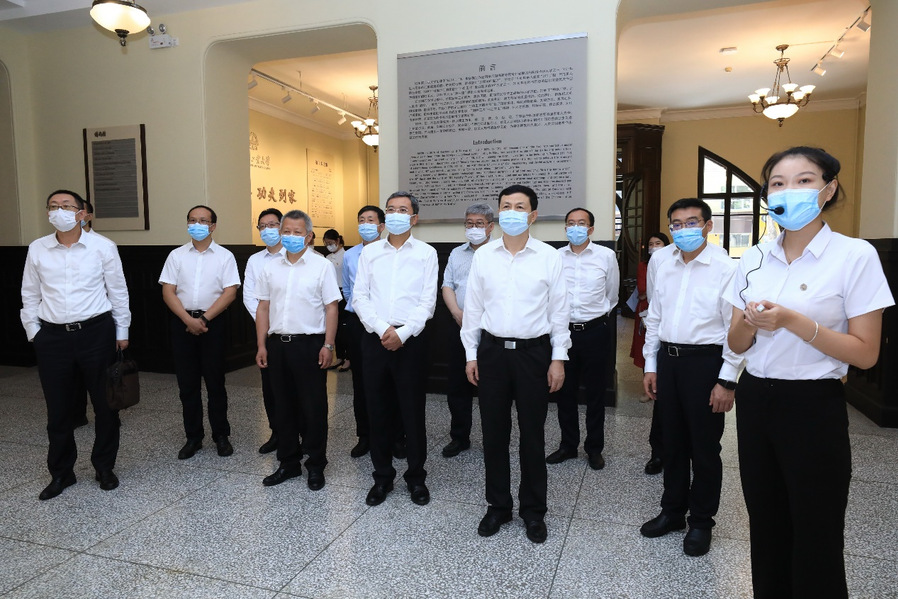 中国移动通信集团有限公司党组书记、董事长杨杰一行来校调研