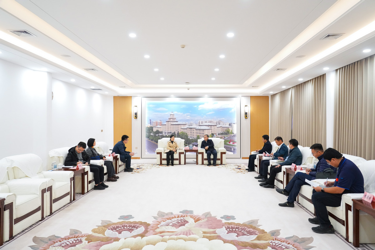 中国航天科技集团公司第八研究院党委书记王波兰带队来校推进合作