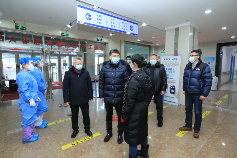 同迎新春佳节 校领导走访慰问在岗职工和留校学子