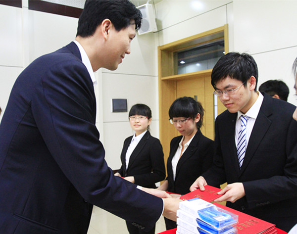 三星奖学金在校颁奖18名学子获奖