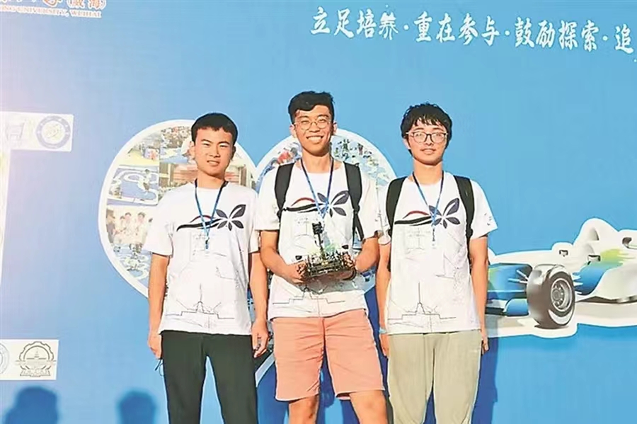 《黑龙江日报》报道我校紫丁香智能车队队员的青春奋斗故事