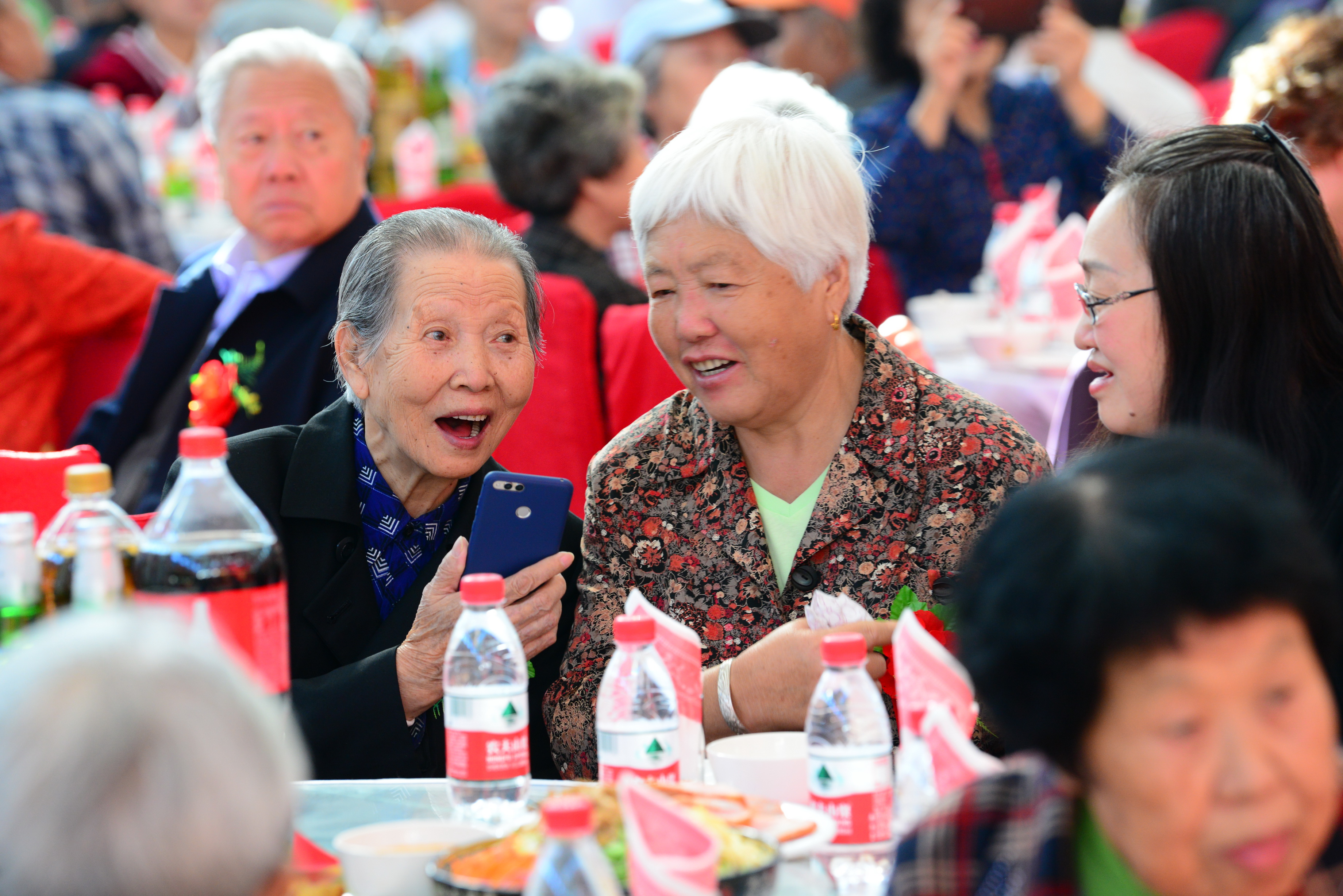 离退休职工集体祝寿会举行