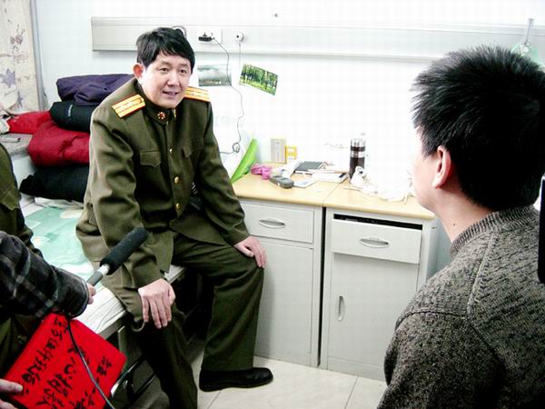 沈阳军区部队领导向博士生孙亮的爱人李建捐款