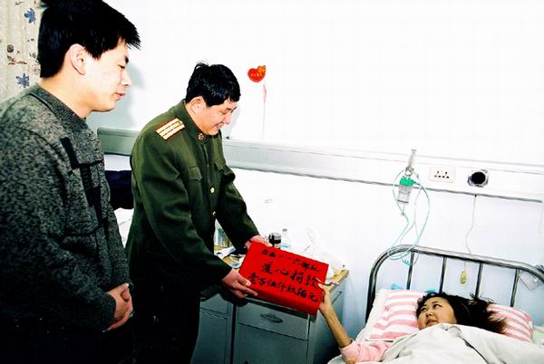 沈阳军区部队领导向博士生孙亮的爱人李建捐款