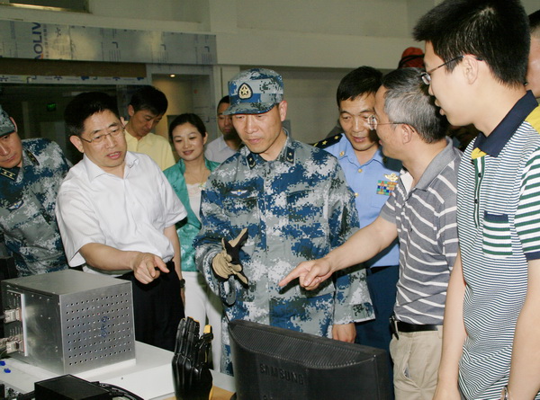 沈阳军区空军参谋长常丁求一行来校调研