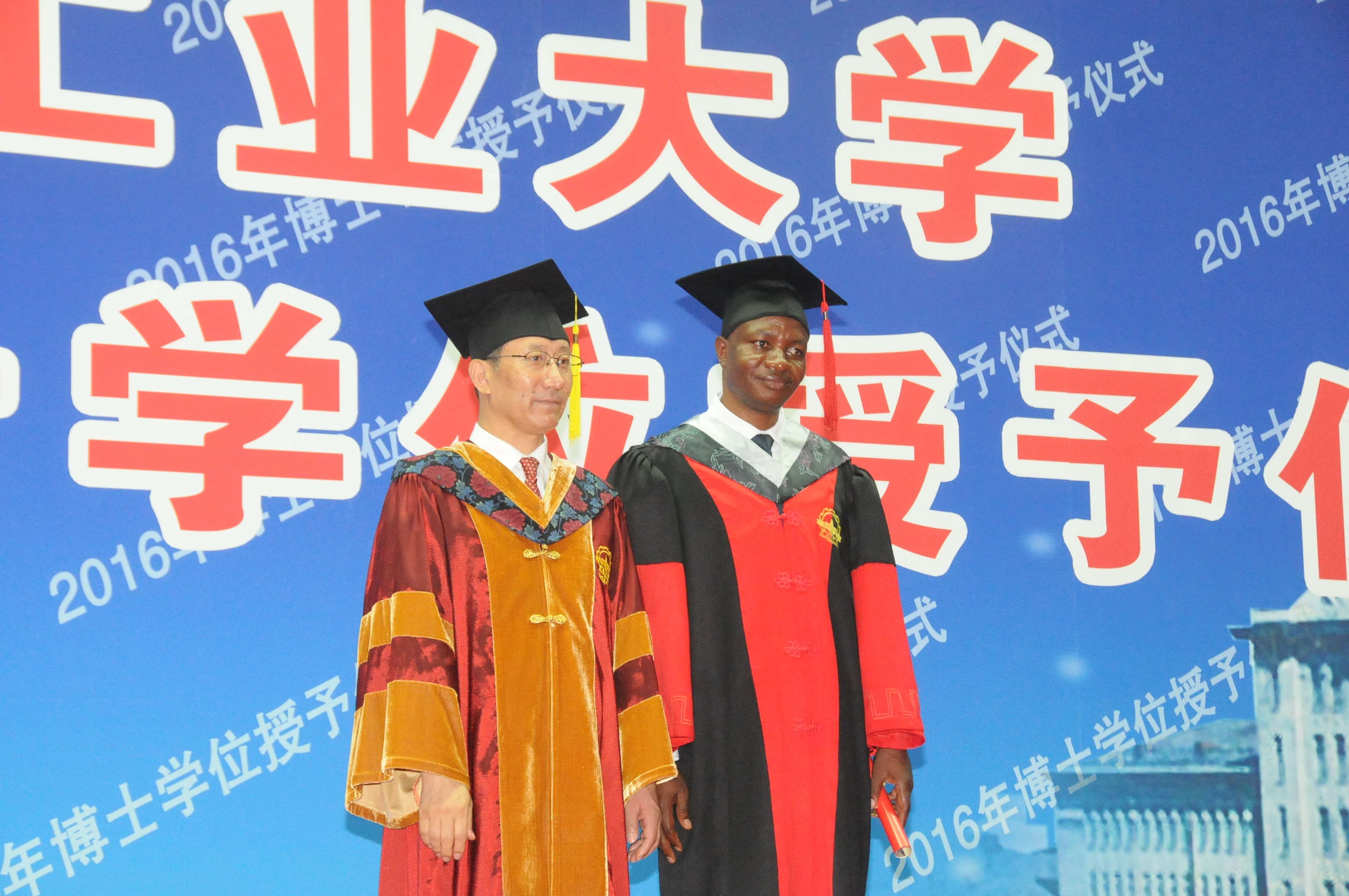 周玉校长为博士毕业生援正流苏,合影留念