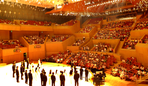 音乐会现场英文 76cfc329-8a61-4f4a-97e6-be31ee5ace88.jpg