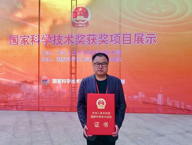 凌贤长在颁奖现场