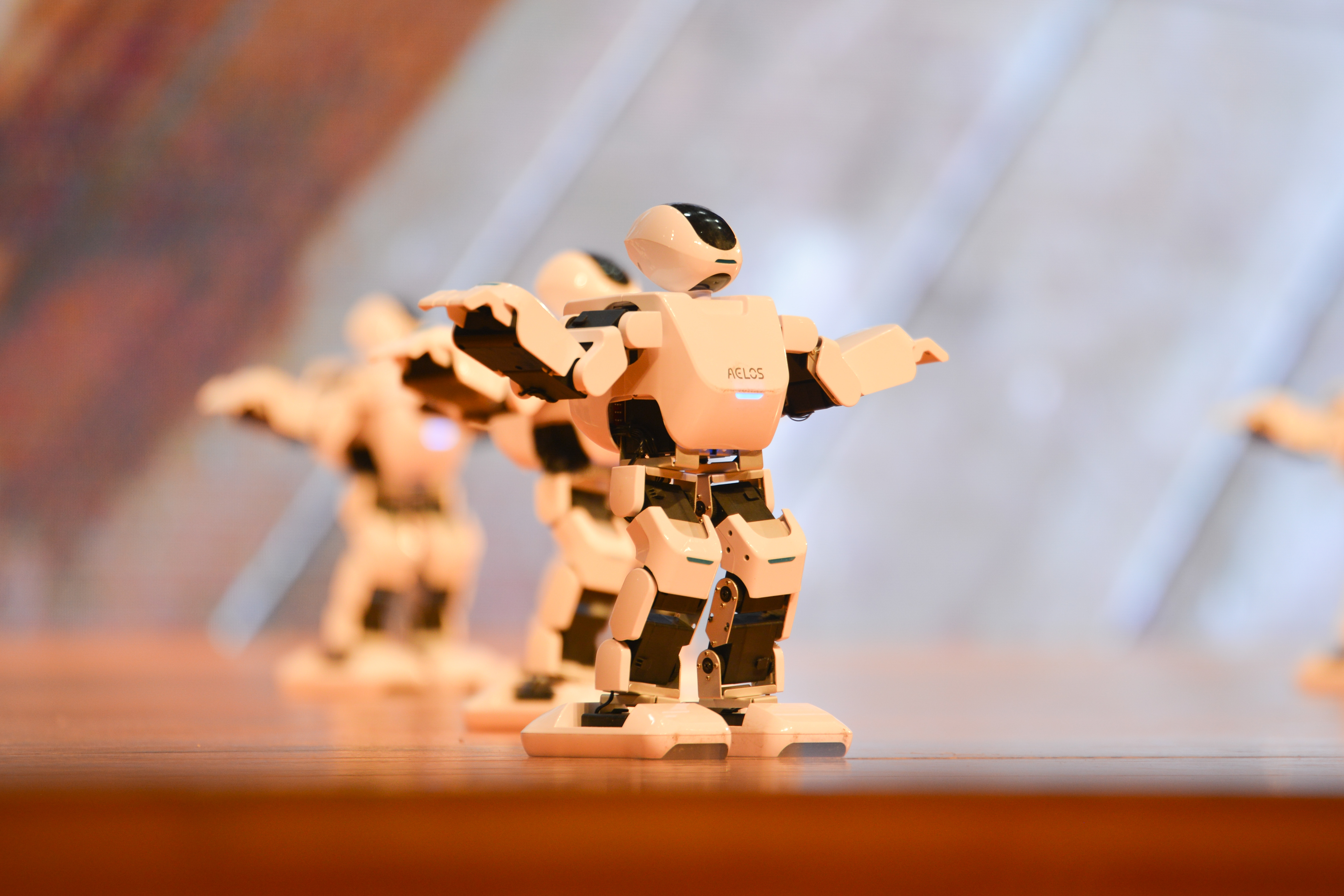 我校乐聚机器人舞蹈表演